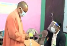 यूपी में छठे चरण के लिए मतदान, सीएम योगी आदित्यनाथ ने भी डाला वोट