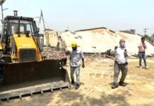 गाजियाबाद में भूमाफिया सपा नेता की कॉलोनी में गरजा प्रशासन का बुलडोजर