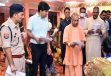 फरियादियों की भीड़ देख सीएम का चढ़ा पारा, अफसरों को लताड़ा