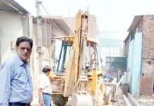 ठेकेदारों पर नगर निगम कड़क : नाली के निर्माण में पीली ईंटों का प्रयोग, रूकवाया गया काम
