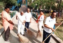 हाथों में झाड़ू लेकर पार्षद ने खुद की अंबेडकर पार्क व मूर्ति की सफाई