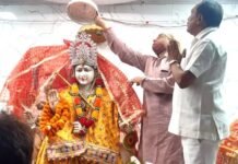 समाजसेवी ने कौशांबी के मंदिर में देवी मां भेंट की 1 किलो चांदी का छत्र