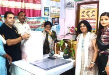 प्राथमिक चिकित्सा केन्द्र को पार्षद ने भेंट किया दो एयर प्यूरीफायर