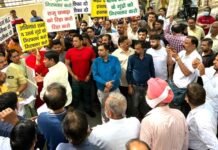 भाजपा एमएलसी श्रीचंद के बेटे की गिरफ्तारी को लेकर व्यापारियों ने किया हंगामा