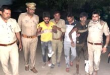 मोबाइल व पर्स लूटकर भाग रहे थे बदमाश, कुछ घंटे बाद मुठभेड़ में हुए गिरफ्तार