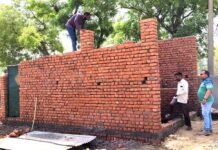 नगर निगम सख्त, पीली ईंट का इस्तेमाल होने पर ढहा दी दीवाल, ठेकेदार को फिर से करना होगा निर्माण कार्य