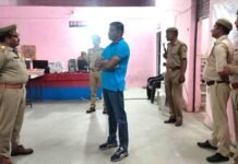 सब इंस्पेक्टर समेत चार पुलिसकर्मी निलंबित, आरक्षी को मिला 20 हजार का ईनाम