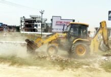 डासना में अवैध कॉलोनी पर गरजा जीडीए का बुलडोजर