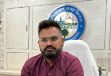 तंवर के तेवर : कुशीनगर के DM महेंद्र सिंह तंवर ने समाधान दिवस में फरियादी का काम नहीं करने वाले तहसीलदार को सुनाई खरी खोटी, कहा सभी अधिकारी कान खोलकर सुन लें भविष्य में लापरवाही बरती तो होगी कठोर कार्रवाई