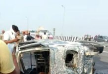 दर्दनाक हादसा, अनियंत्रित वैन पलटी, आग लगने से जिंदा जले महिला व पुरूष