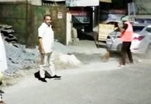 भाजपा पार्षद ने रात में सड़क पर उतरकर लिया सफाई कार्यों का जायजा