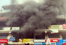 कमर्शियल कॉम्प्लेक्स में लगी भीषण आग, लाखों रुपए का नुकसान
