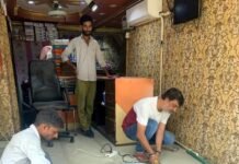 नगर निगम के बुलडोजर का खौफ, खुद अतिक्रमण हटाने में जुटे व्यापारी