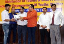 विद्यार्थियों को टैबलेट और स्मार्ट फोन का वितरण