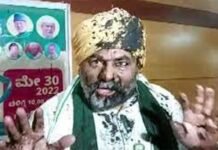 राकेश टिकैत पर फेंकी काली स्याही, भिड़ गए दो पक्ष, जमकर चली कुर्सियां