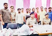 मंदिर के कमरे में चल रही थी हथियार फैक्ट्री, पुलिस ने किया पर्दाफास, 29 तमंचों सहित तीन गिरफ्तार
