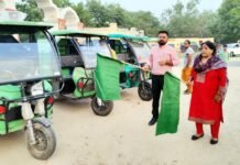 मेयर एवं नगर आयुक्त ने दिखाई 100 ई रिक्शा को हरी झंडी
