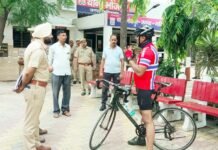 साइकिल पर सवार होकर थाने पहुंचे एसएसपी, पुलिसकर्मियों मचा हड़कंप