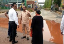 जलभराव देख भड़के पार्षद, ईडीएम मॉल के प्रबंधक को दी चेतावनी