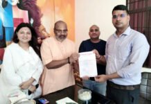 मंदिर पहुंचकर एसडीएम ने महामंडलेश्वर यति नरसिंहानंद से लिया ज्ञापन