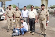 दिल्ली की शराब, बीयर समेत 4 गिरफ्तार