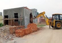जीडीए ने अवैध कॉलोनी में चलाया बुलडोजर