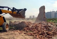 ग्रेटर नोएडा प्राधिकरण ने डूब क्षेत्र में ढहाया अवैध निर्माण