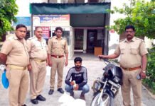 आबकारी विभाग की टीम ने बाइक सवार 2 शराब तस्करों को पकड़ा