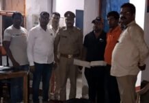 रेलवे स्टेशन से पकड़े गए 2 तस्कर, अवैध शराब बरामद