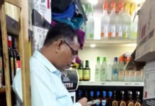 आबकारी विभाग की टीमों ने शराब की दुकानों की पड़ताल की