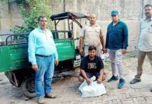 ई-रिक्शा में सवारी के बदले दिल्ली से ला रहा था बीयर, आबकारी विभाग ने दबोचा