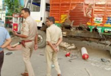 गाजियाबाद के विजयनगर पम्प पर सीएनजी भरवाने पहुंचे ट्रक का फटा सिलेंडर