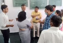 स्कूलों में पहुंचकर सिटी मजिस्ट्रेट ने कराए बच्चों के दाखिला