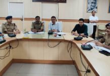 कानून व्यवस्था से न करें खिलवाड़, शांतिपूर्ण ढंग से मनाएं त्योहार: डीएम