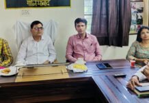 उप शिक्षा निदेशक ने निरीक्षण के बाद विभागीय अधिकारियों संग मंत्रणा की