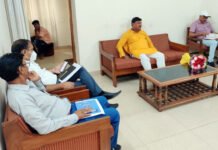 स्वच्छकारों को मौलिक हक एवं सुविधाएं दिलाने में अपना दायित्य निभाएं अधिकारी: धीरेंद्र कुमार वाल्मीकि