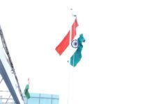 यमुना प्राधिकरण के सीईओ डॉ. अरुणवीर सिंह ने आजादी के महत्व को समझाया
