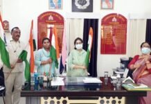 41 वाहनी पीएसी की कमांडेंट को पार्षद दिए 100 तिरंगा