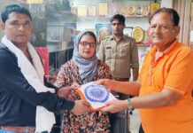 सोशल चौकीदार ने दिए निशुल्क 2500 तिरंगा