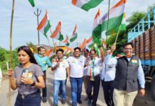 विजयी विश्व तिरंगा प्यारा नारों के साथ आईआईए ने निकाला पैदल फ्लैग मार्च