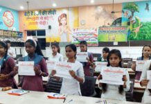 लोनी क्षेत्र में हर घर तिरंगा पहुंचा रहा नगर पालिका