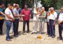 पार्षद ने शुरु किया पार्क को खूबसूरत बनाने का काम