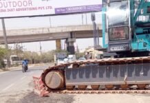 नगर निगम ने बनाई सड़क, आरआरटीएस ने कर दी खुदाई