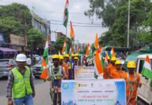 सीवर सफाई मित्रों ने हाथों में तिरंगा और उपकरणों के साथ निकाली रैली, स्वच्छता का संदेश