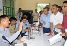 शिकायतों के निस्तारण में लापरवाही नही होगी बर्दास्त: डीएम