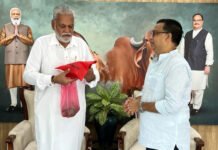 केंद्रीय मंत्री पुरुषोत्तम रुपला से मिले तरुण मिश्र, पशुपति बाबा का प्रसाद सौंपा
