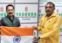 पार्षद मनोज गोयल ने डॉ पीएन अरोड़ा को तिरंगा भेंट कर की अभियान की शुरुआत