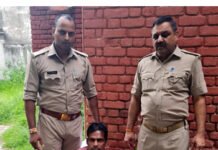 आबकारी विभाग का छापा, अवैध शराब के साथ तस्कर गिरफ्तार