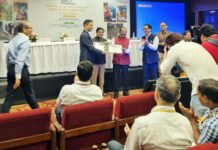 देश में नंबर-1 रैंकिंग आने पर डीएम राकेश कुमार सिंह हुए सम्मानित