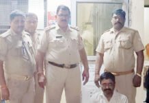 शराब की दुकान बंद होते ही ढाबे पर आए ग्राहकों को बेचता था शराब